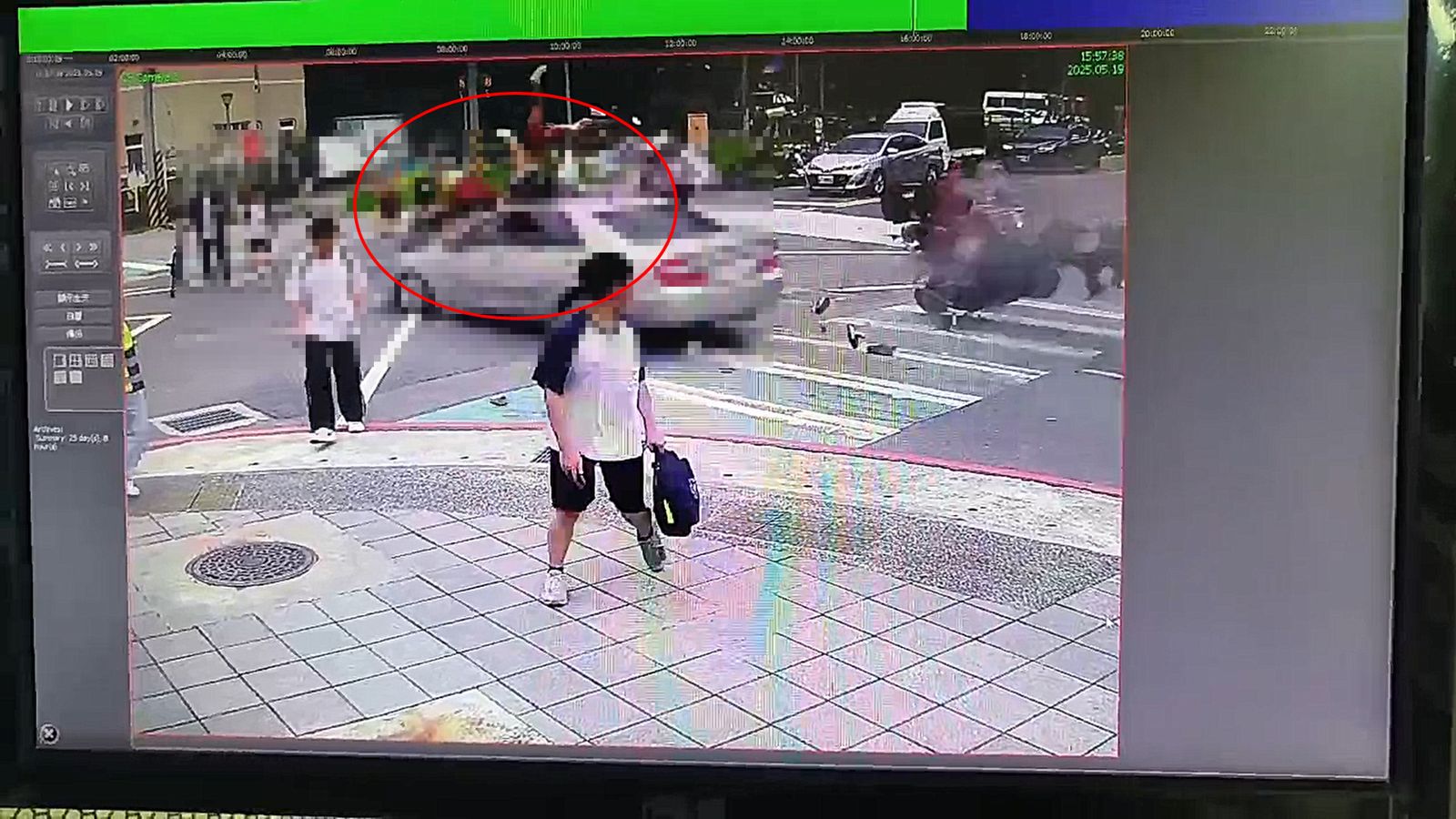 監視器畫面拍下3名女學生（紅圈處）看到來車時根本反應不及，直接被撞飛。（翻攝記者爆料網）