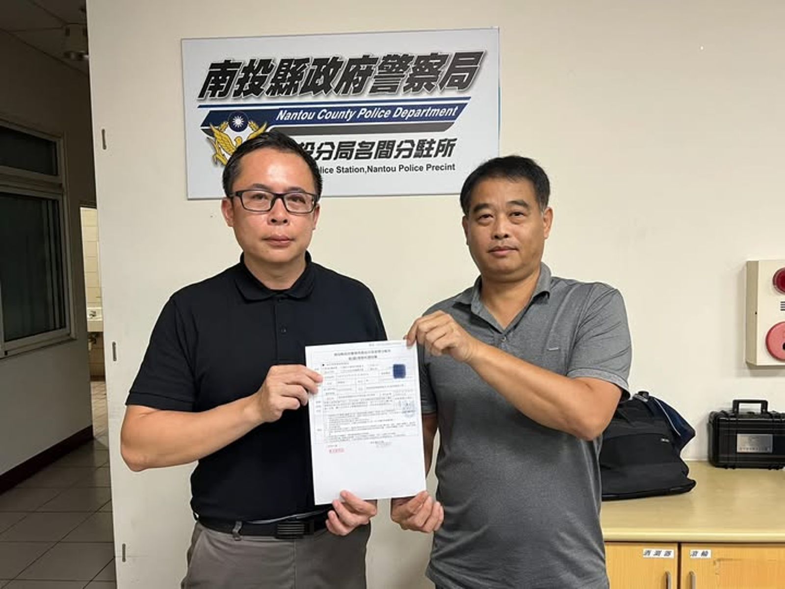 自救會懸掛的布條遭人破壞、竊取，陳翰立（左）協助自救會總幹事前往分駐所提告。（翻攝陳翰立臉書）