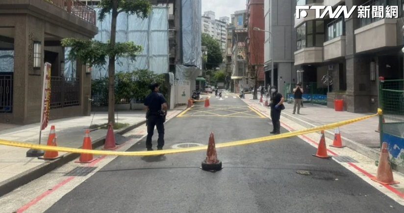 台北市中山區今(22)日上午,位於長安東路1段52巷內的一處工地施工時,竟在裡面挖出一顆已鏽蝕迫擊砲彈。(圖/翻攝畫面)