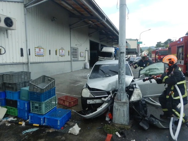 先擦撞路邊一輛轎車，又往前方高速衝撞賴姓女外送員，最後自撞電線桿才停下。（圖／翻攝畫面）