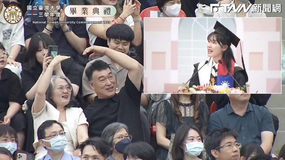 宋美娜的父母特地來台參加女兒畢業典禮。（圖／翻攝畫面）