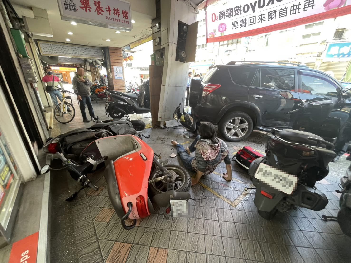74歲老翁在路上倒車時，不明原因突然暴衝進騎樓。（圖／翻攝畫面）