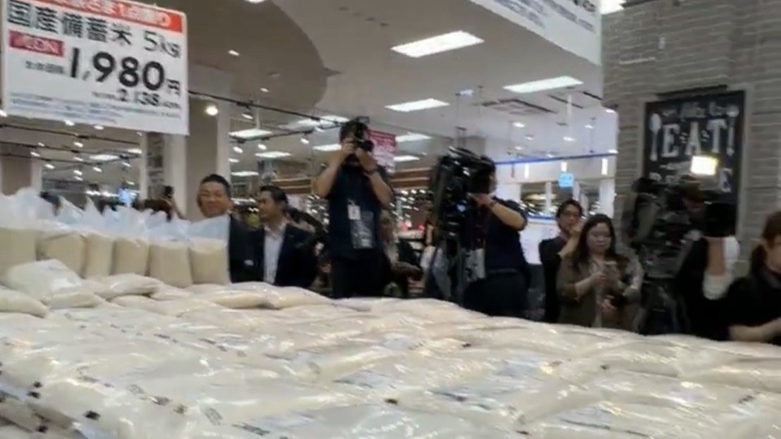 AEON東京品川海濱店開賣首日，卻有約400包滯銷。（圖／翻攝自小泉進次郎X@shinjirokoiz）