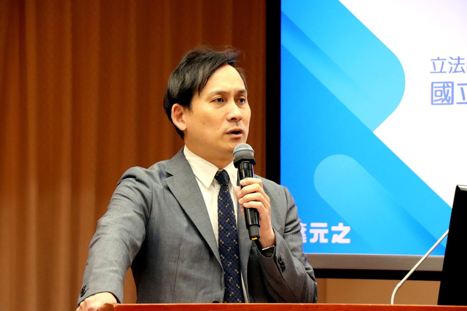 葉元之強調，勞檢僅因未裝打卡鐘而遭罰，呼籲社會勿將其與職場霸凌混為一談。（翻攝自葉元之臉書）