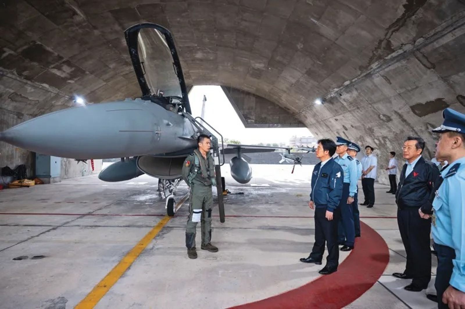 總統賴清德曾參訪花蓮佳山空軍基地，聽取飛官對戰機進行簡報。（翻攝總統府flickr）