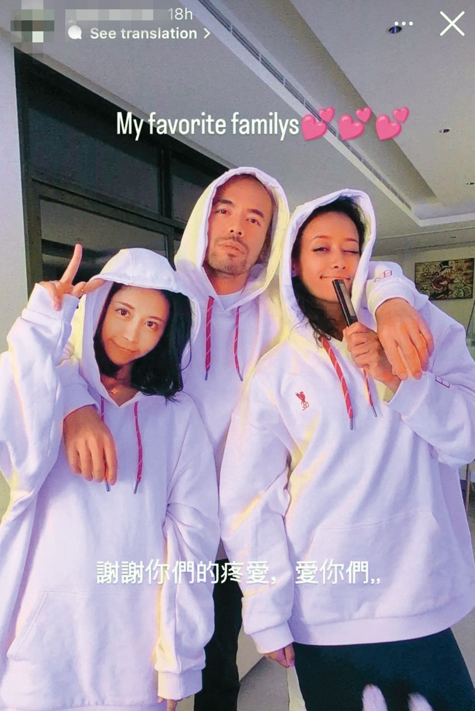 阿卡莎納（中）曾在杜拜時帶著老婆（右）和劉玳妍（左）一起合照，私下關係卻是偷來暗去。（翻攝自Master Sri Akarshana IG）