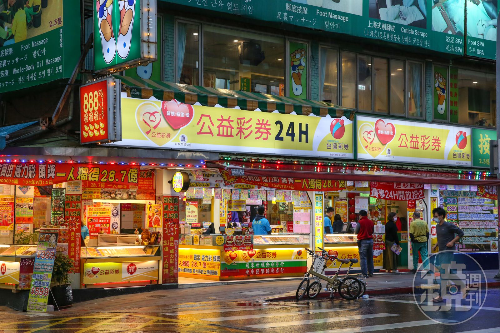 士林夜市知名彩券行飛來發又傳捷報，昨日威力彩開出4注貳獎，其中3注來自飛來發。（本刊資料照）