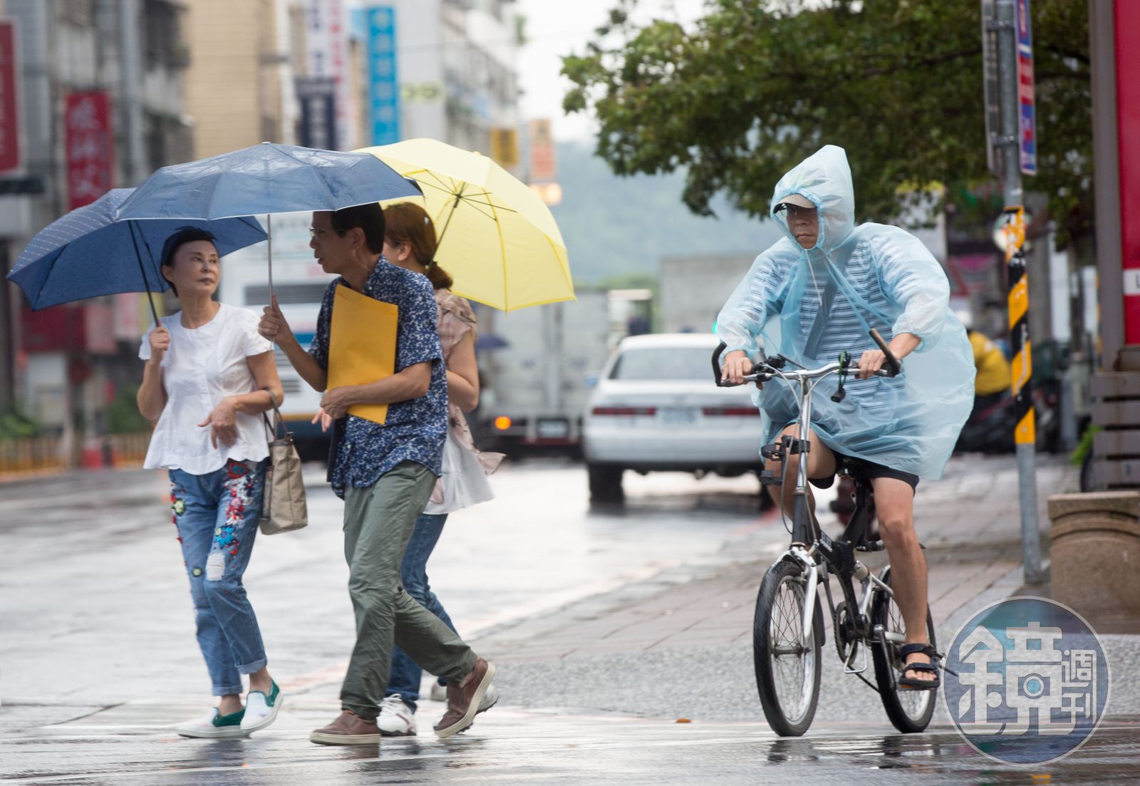中央氣象署今（10日）16時20分針對12縣市發布大雨特報。