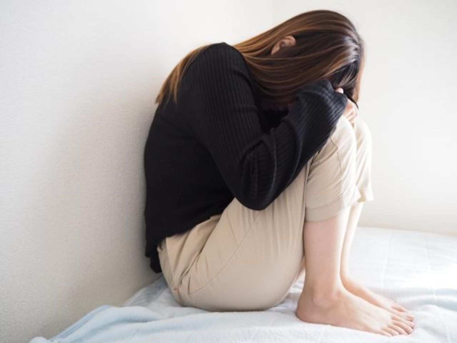 新北一名人妻控訴遭公公性侵，事後因與丈夫爆發口角，竟墜樓輕生。（示意圖，pakutaso）