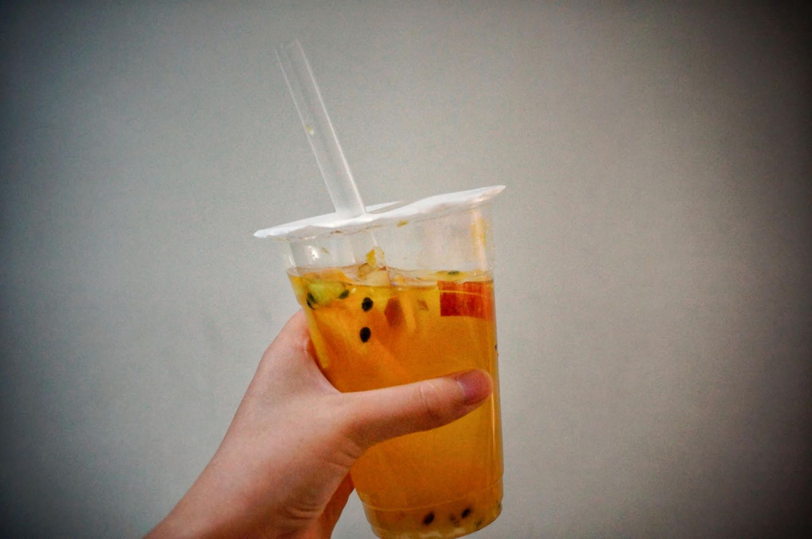 一名年輕男子因每天把手搖飲當水喝，又常憋尿，最後導致罹患急性腎盂腎炎。（示意圖，photoAC）