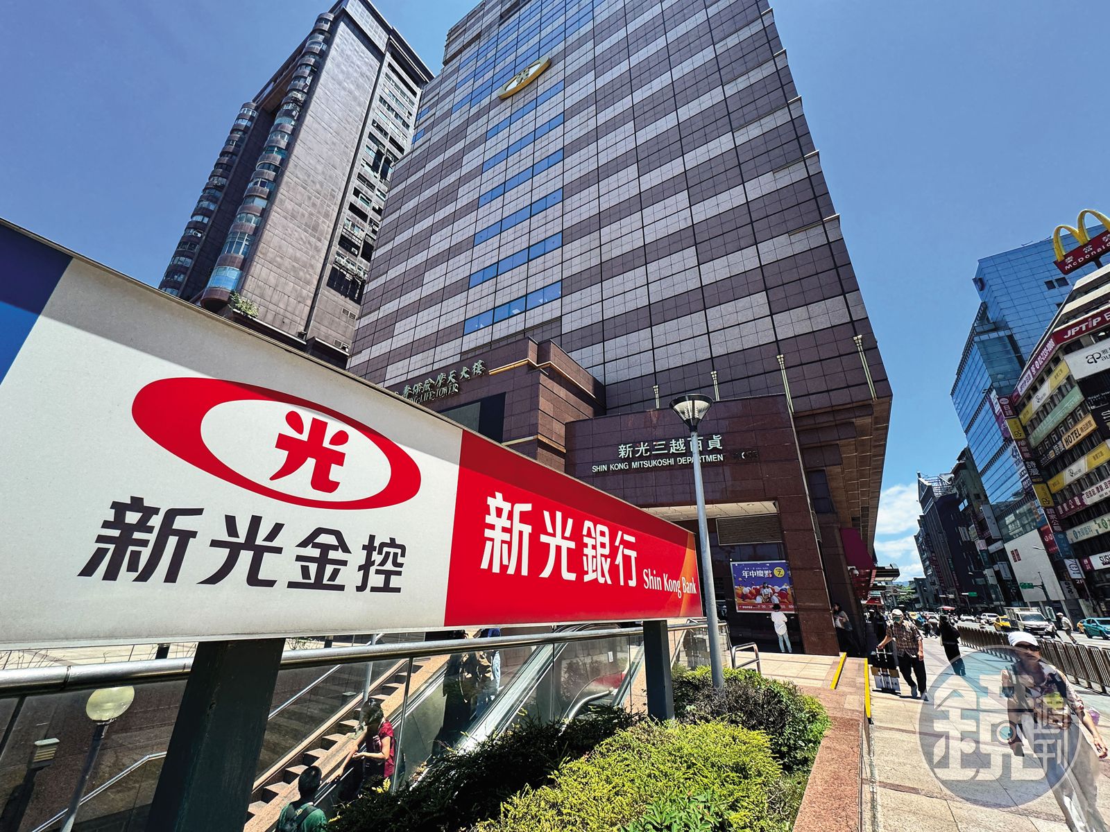 新光三越是新光金最大股東，近年屢屢因此遭到吳家兄弟戰火波及。