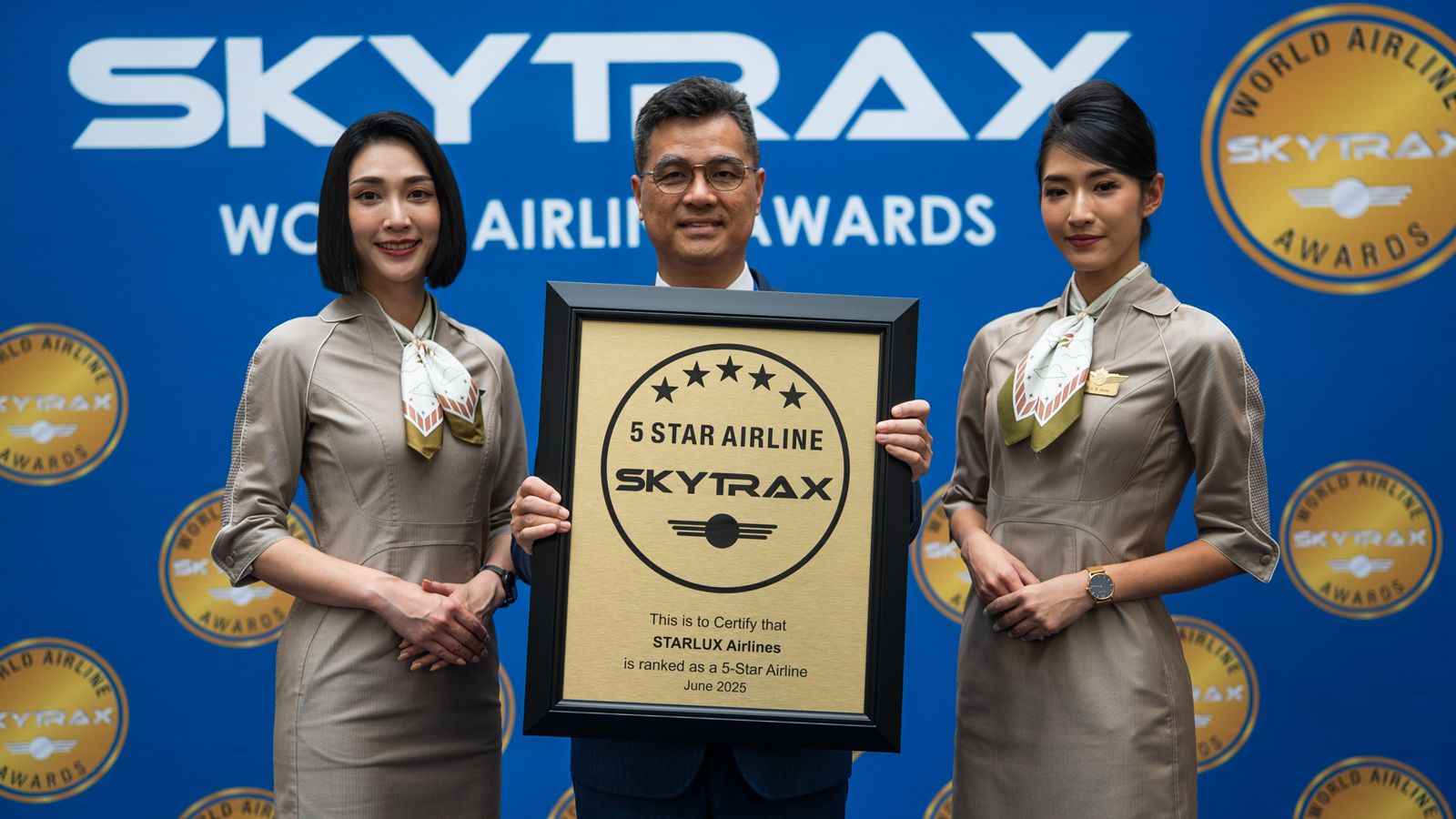2025 SKYTRAX全球航空公司大獎頒獎典禮上，執行長翟健華親手接下航空界最高榮譽「五星航空」獎牌，並更奪下「全球最佳卓越進步獎（World's Most Improved Airline）」第一名。（星宇航空提供）