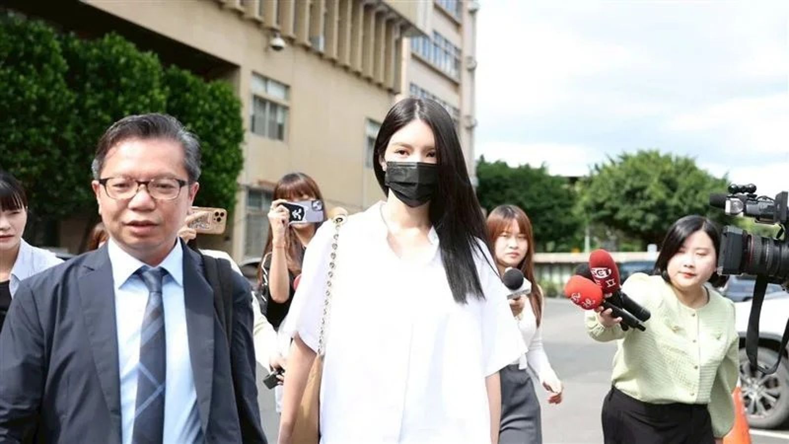 王大陸女友闕沐軒為向在獄中的人討回債務，違法委託人查詢個資等方式來索討遭起訴。（翻攝畫面）