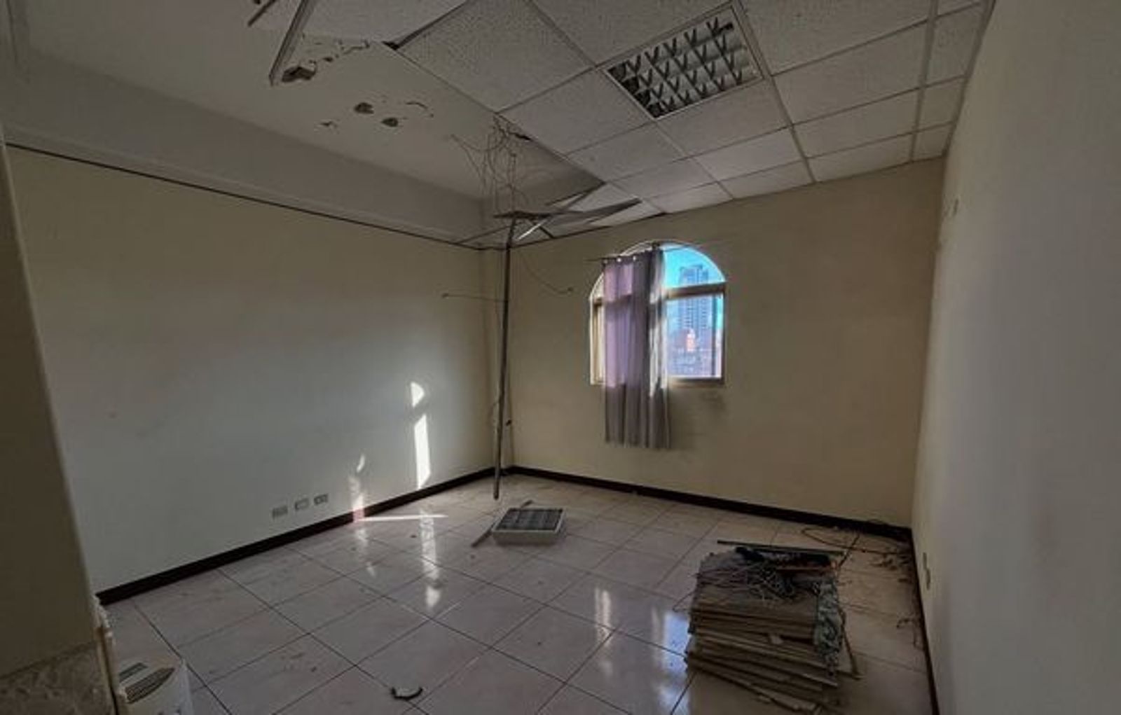 陳緗妮公布房屋輕隔間掉下的狀況。（翻攝臉書）