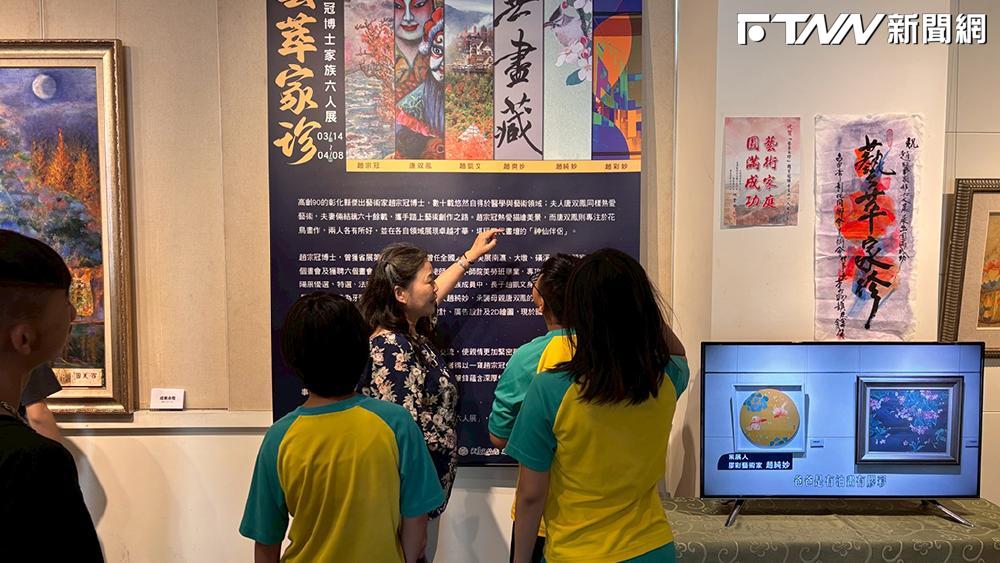 永靖鄉國小學童藝廊參訪中_(頂新和德文教基金會提供)