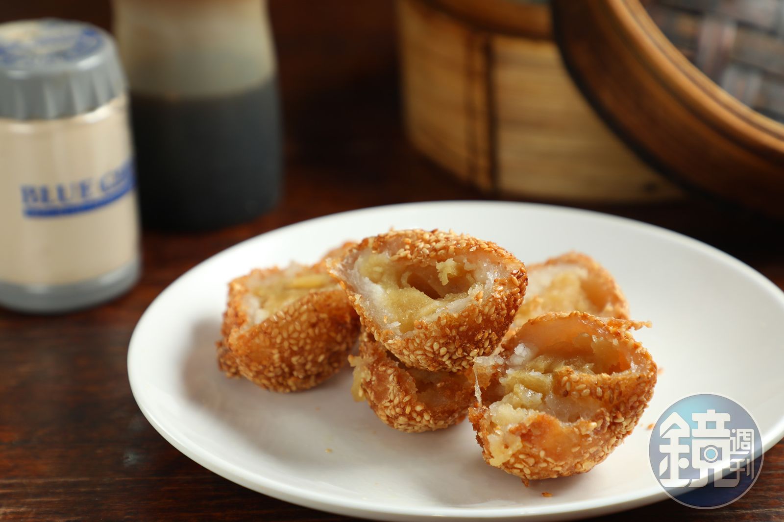 外酥內糯的「煎堆仔」，像是包了蓮蓉餡的芝麻球，甜口不膩。（港幣22元／份，約NT$82）